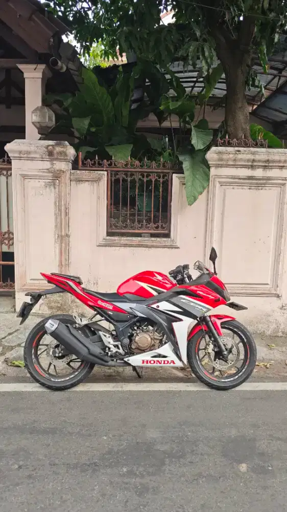 Honda CBR 150R Red Racing 2016