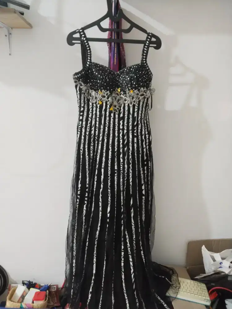 Gaun hitam seksi