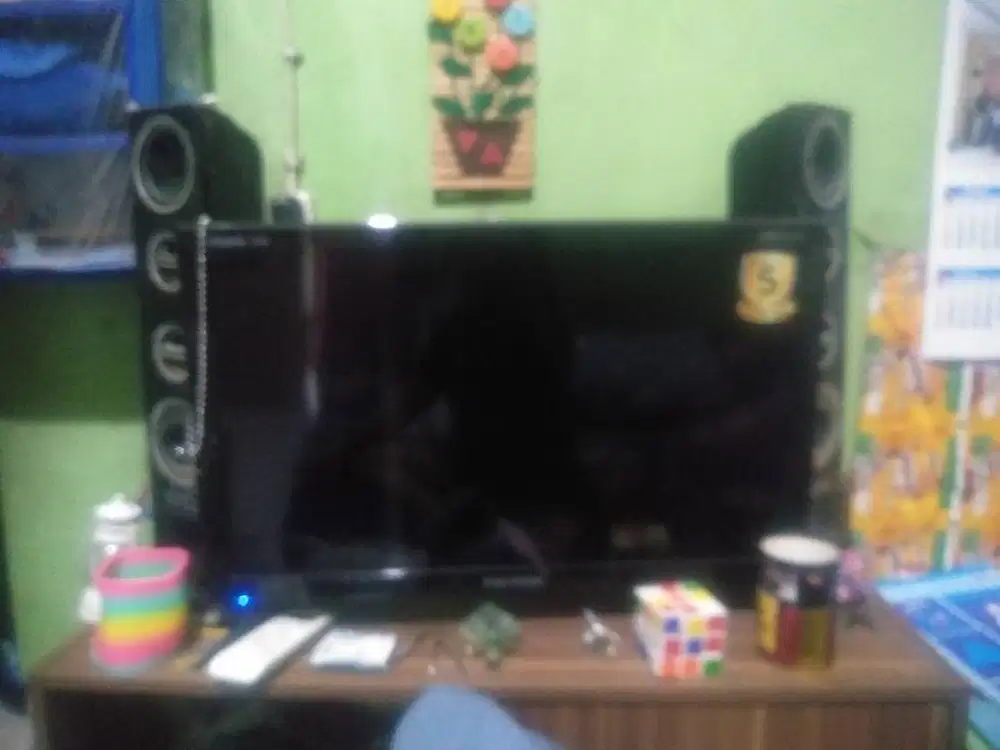 Polytron cinemax PLD 24T8511 + Tower Speaker