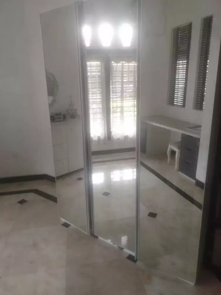 Lemari 3 pintu full kaca