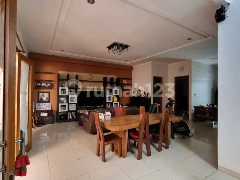 Disewakan Rumah Besar Strategis di Cluster Favorite Taman Kopo Indah 3