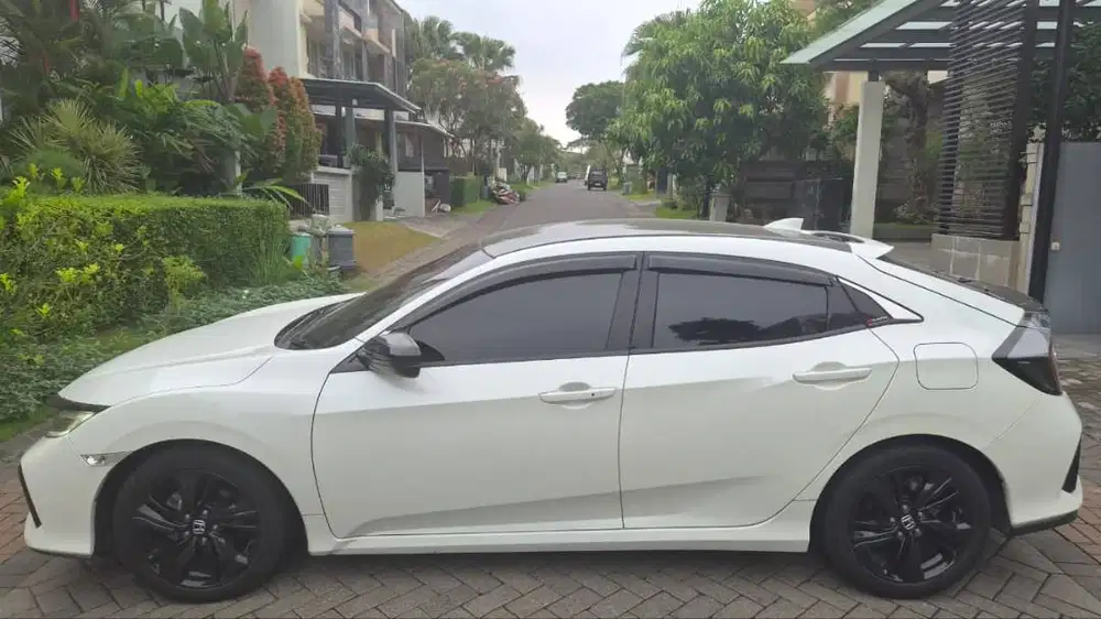 Honda Civic Hatchback 1.5 E 2018 Putih - KM 20000an (Service Record)