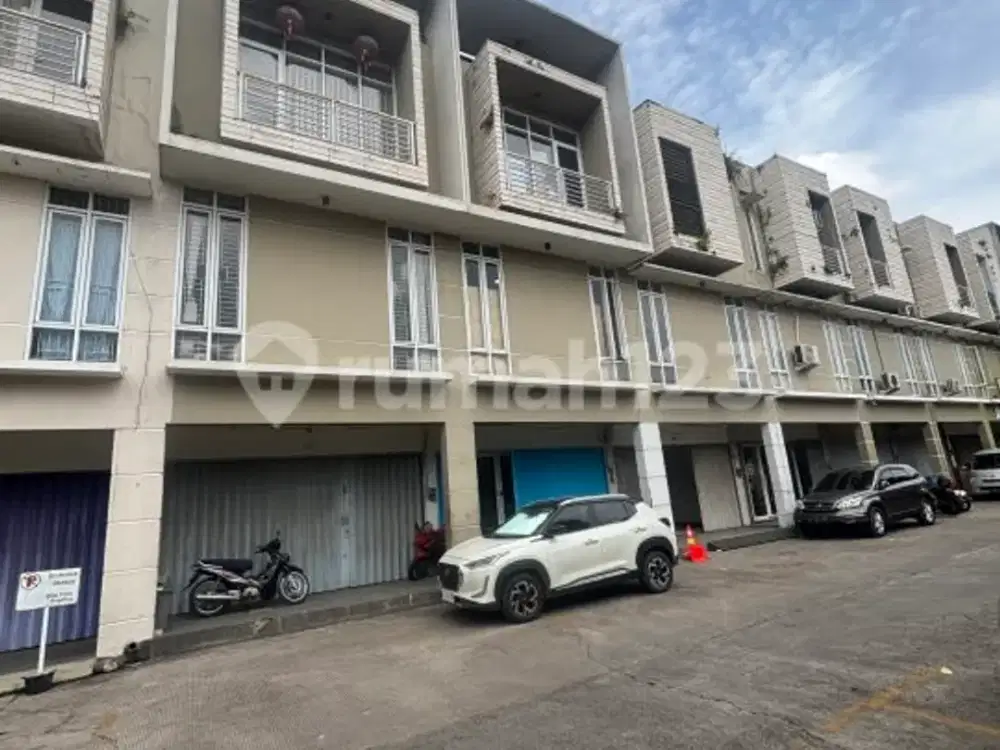 Disewakan Ruko 3 Lantai Cocok untuk Kantor di Tki V