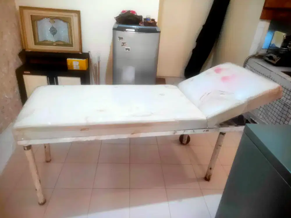 Tempat tidur dan meja rias bekas salon