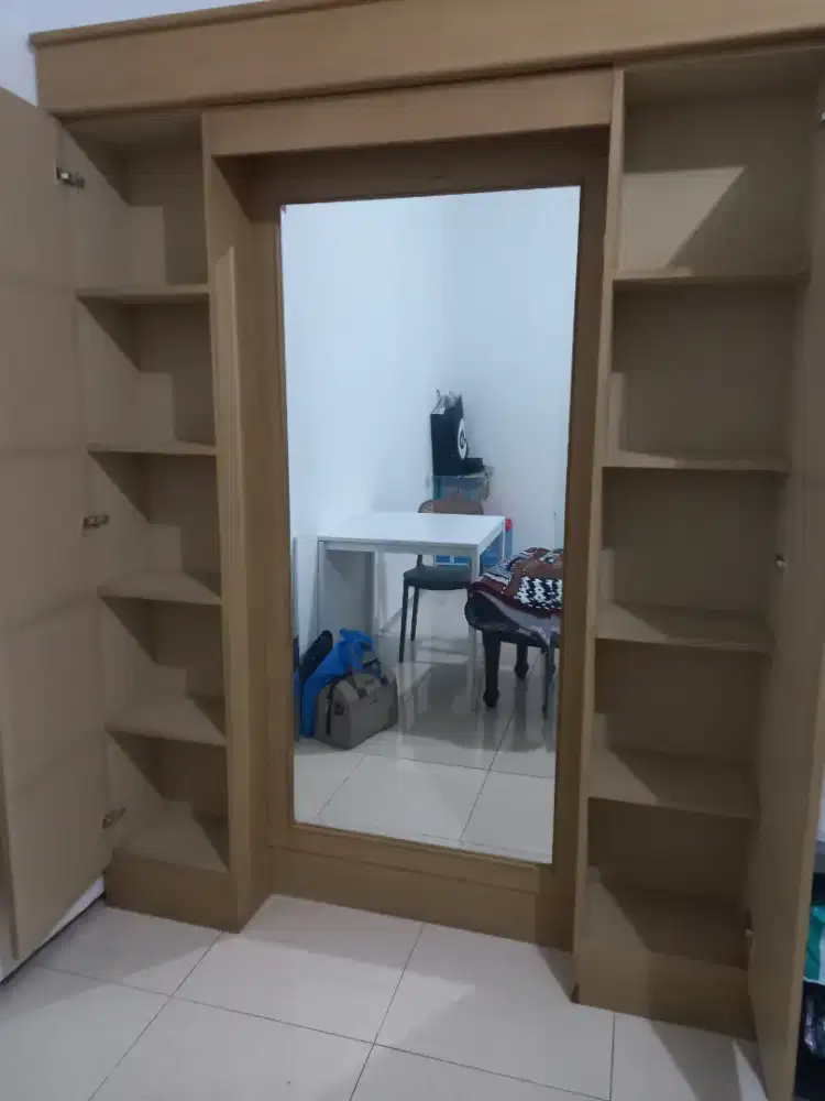Kaca dan lemari berhias