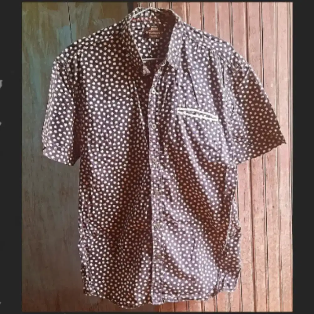 Kemeja Pendek Bermotif Merk Emba