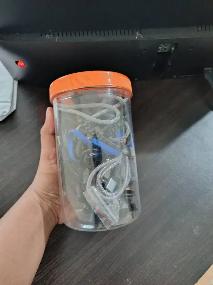 Paket Kabel Data dan Charger Bekas Masih Berfungsi