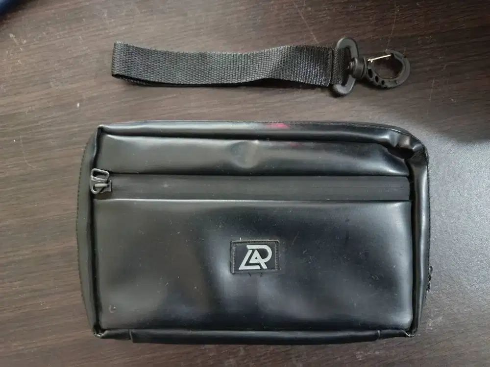 Tas Dompet Hitam Bekas Kondisi Dalam Masih Bagus