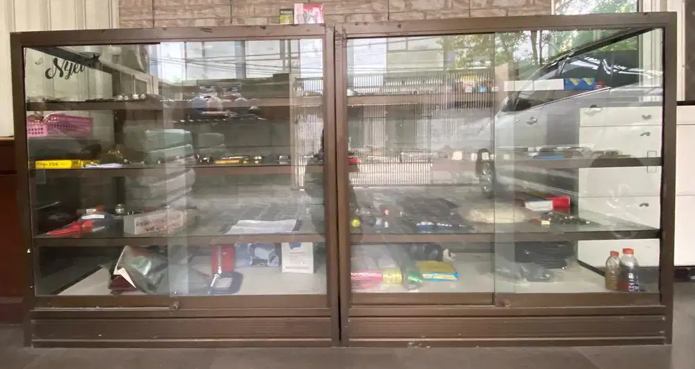 Cuci gudang dijual cepat rak etalase display aluminium