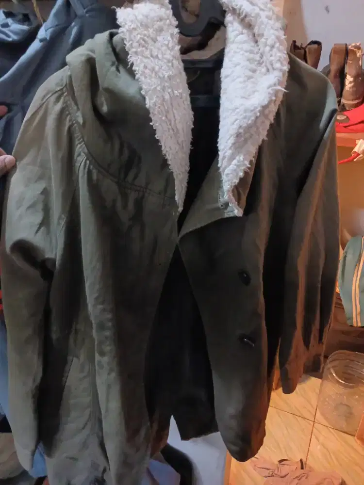 Jaket berkupluk bulu domba