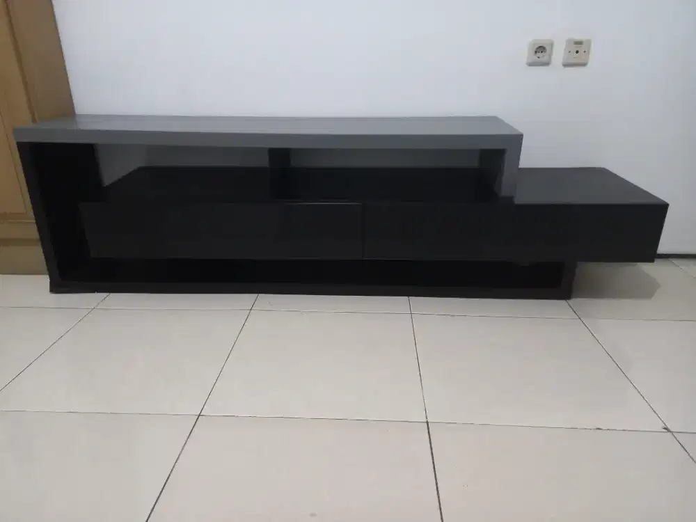 Meja tv dan 2 laci