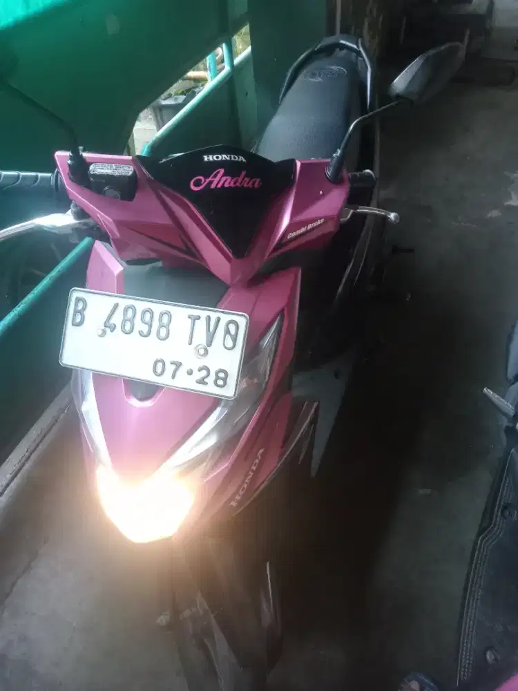 Dijual motor Honda beat 2018 warna hitam pink