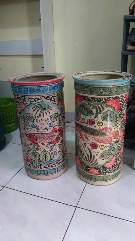 2 buah guci keramik tempat payung