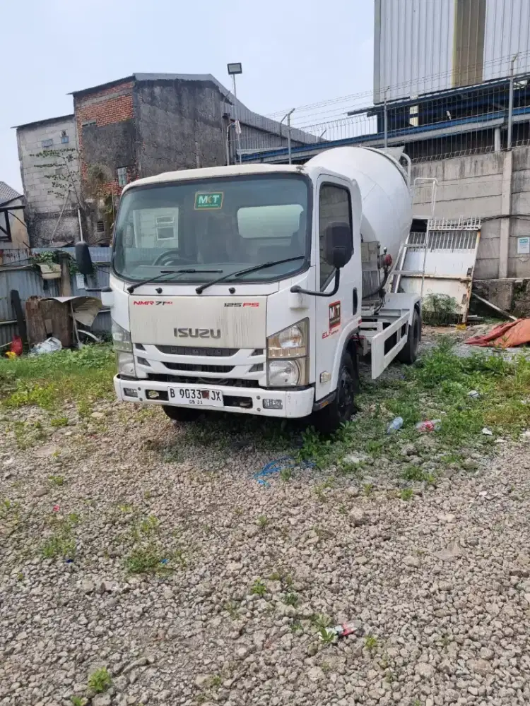 Truck mixer Isuzu 3 kubik tahun 2018