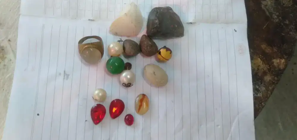 Di jual semua barang dan baru untuk yg hobi aja ,batu,koin uang kertas