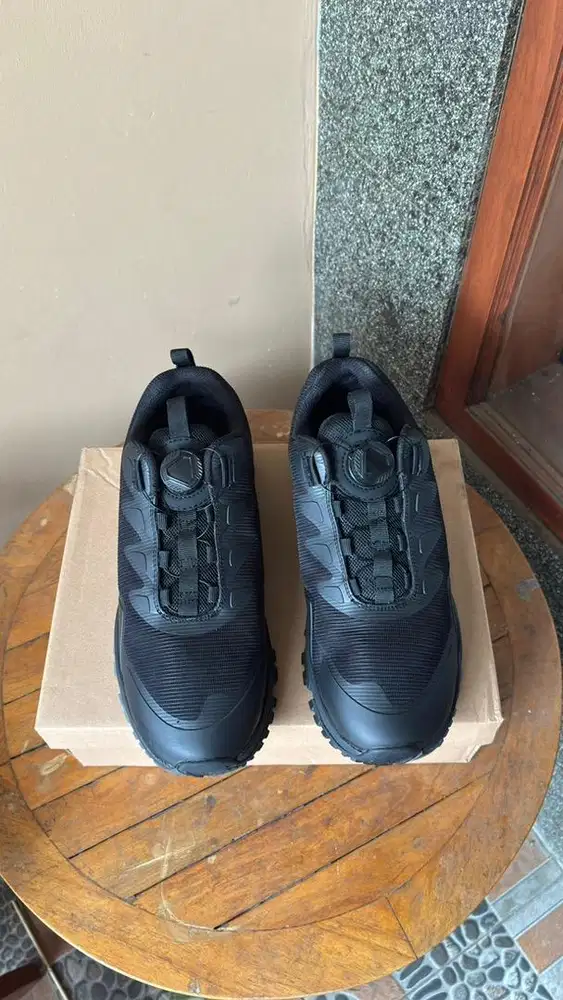 Sepatu Tactical Resintel Polri hitam dengan sistem tali putar cepat.