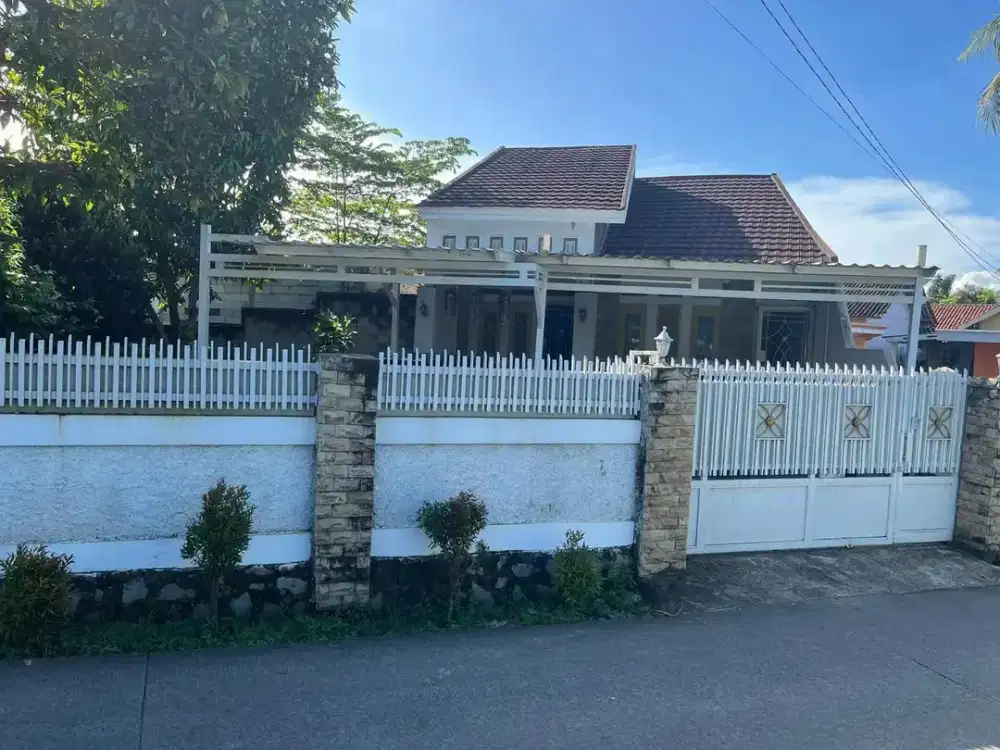 Di jual rumah mewah halaman luas
