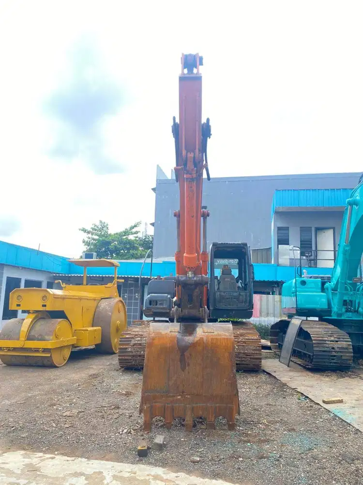 Dijual Excavator Hitachi Zaxis PC 200 tahun 2009 kondisi sehat