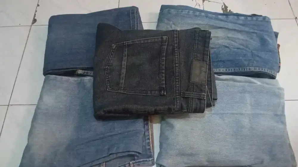 CELANA LEVI'S BEKAS