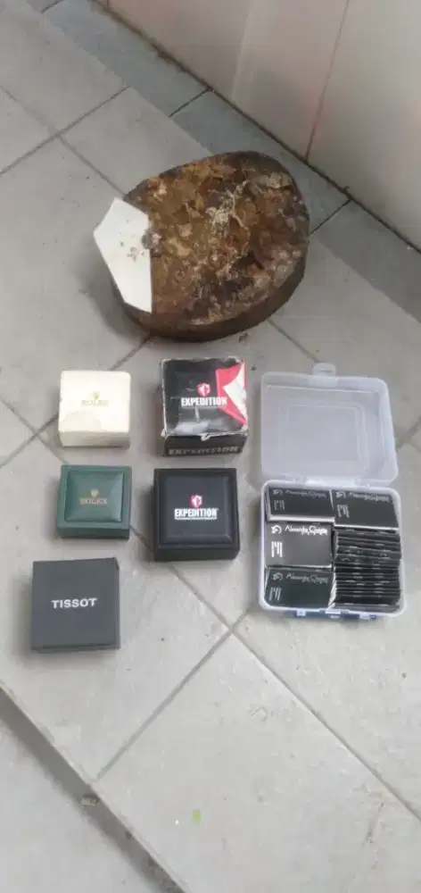 Di jual yg butuh dan minat kotak,buku,kartu jam bisa cod di antar d