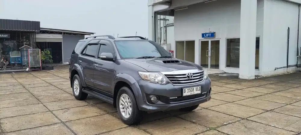 Toyota Fortuner Vnt autometik Abu-Abu 2014 murah