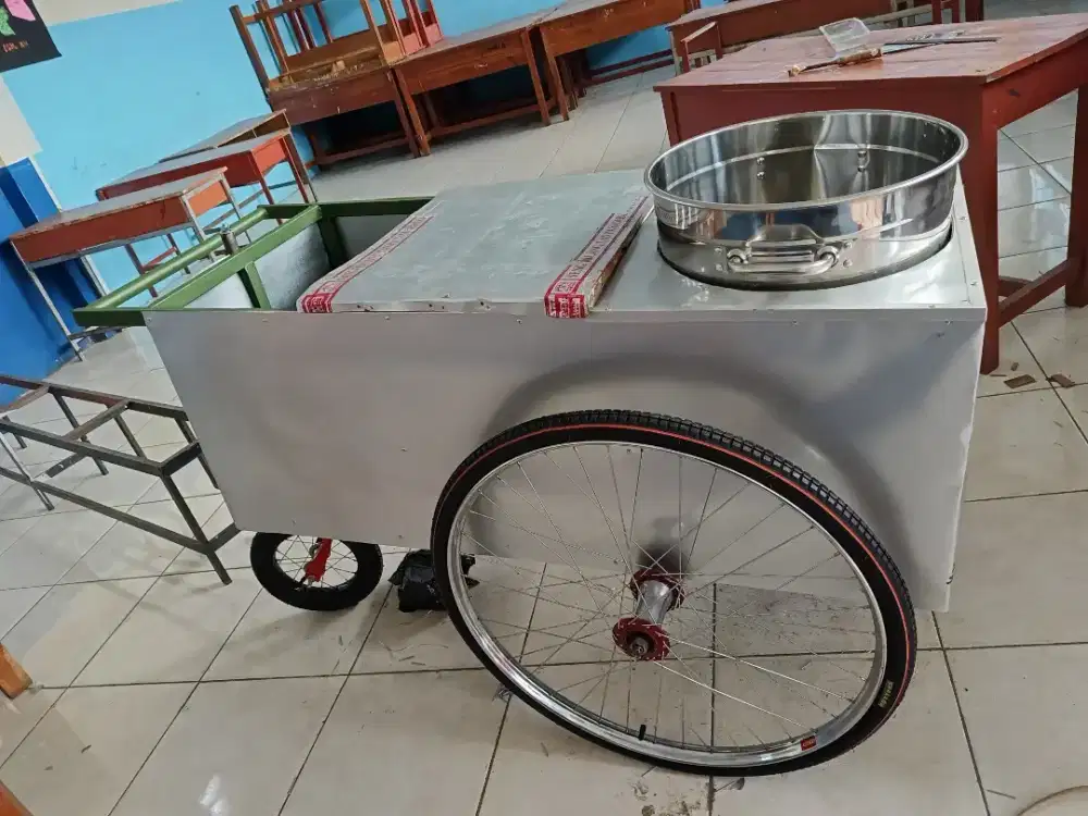 Penjual Makanan Dengan Gerobak 10 Orang