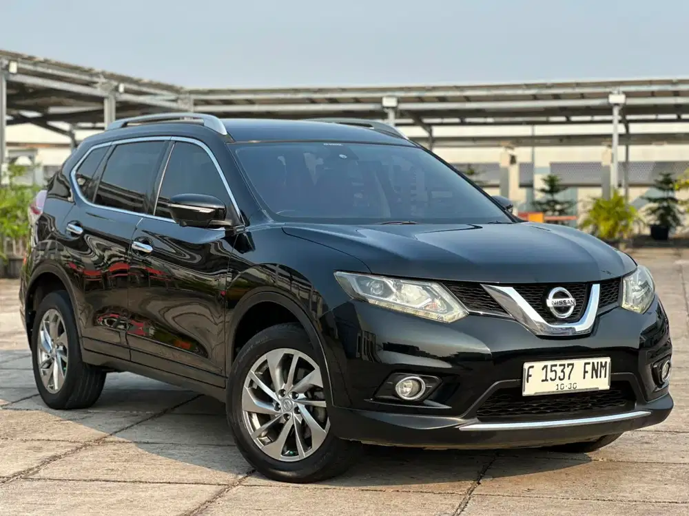 Nissan X trail 2,5 autometik Hitam 2016 Murah
