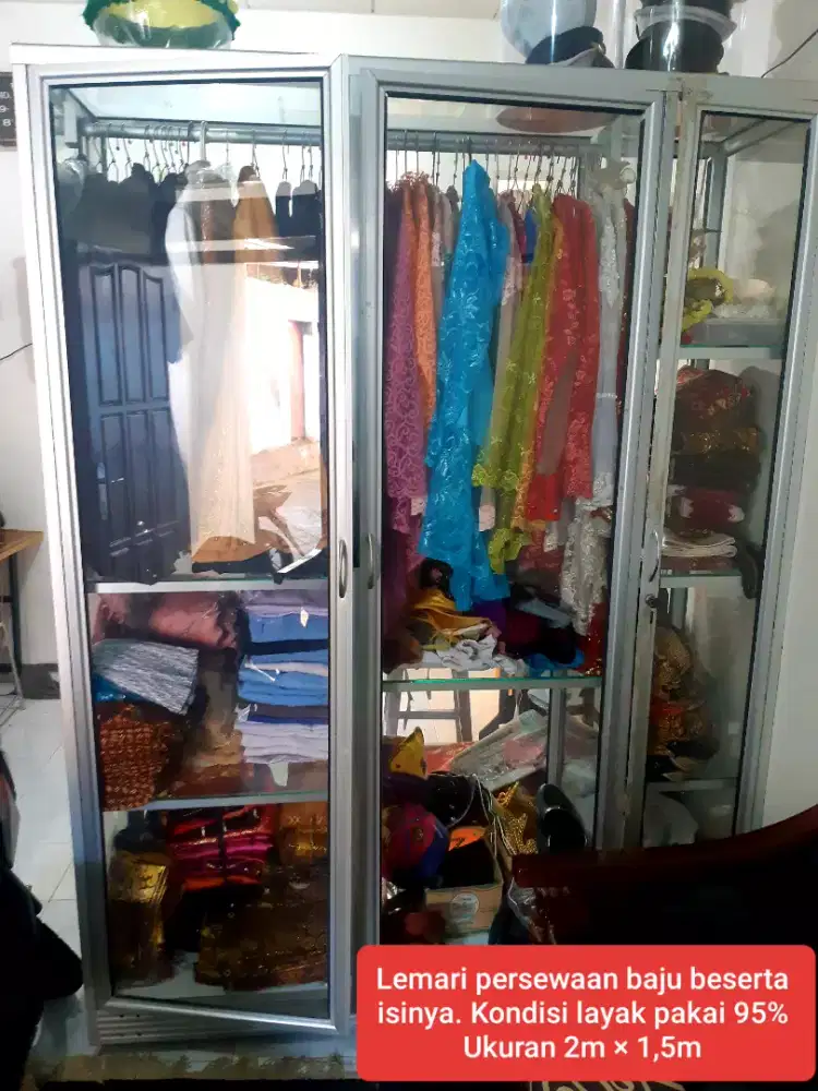 Lemari pesewaan baju adat beserta isi