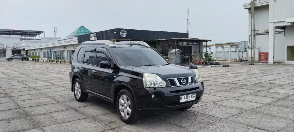 Nissan Xtrail Hitam autometik Hitam Murah