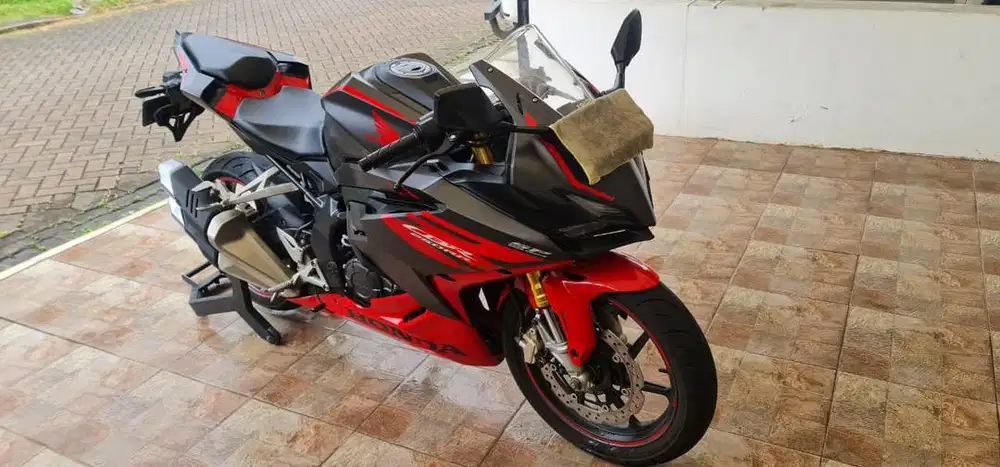 Di jual motor CBR thn 2023 seken seperti baru