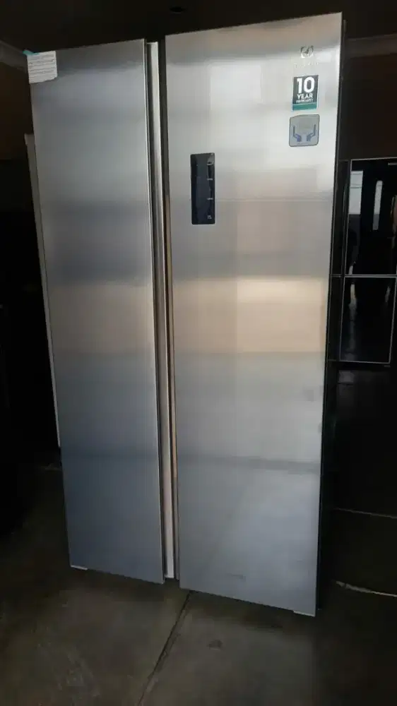 Kulkas Mewah SBS Electrolux Silver Edition