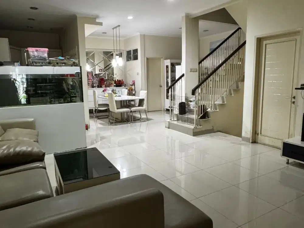 DIJUAL RUMAH FURNISH BANGUNAN 3 LANTAI HADAP BARAT LAUT HARGA MURAH DI GOLF LAKE RESIDENCE