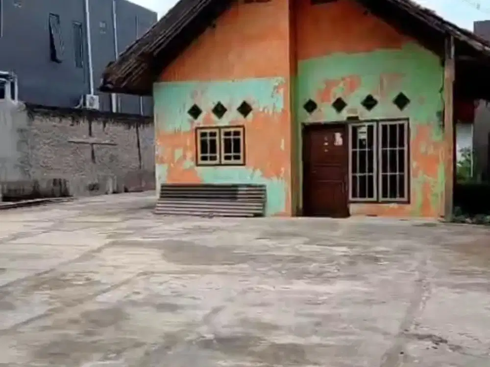 Disewakan Rumah Tua Eks Tempat Kuliner Dengan Lahan Yang Luas Di Rawa Lumbu. Kota Bekasi