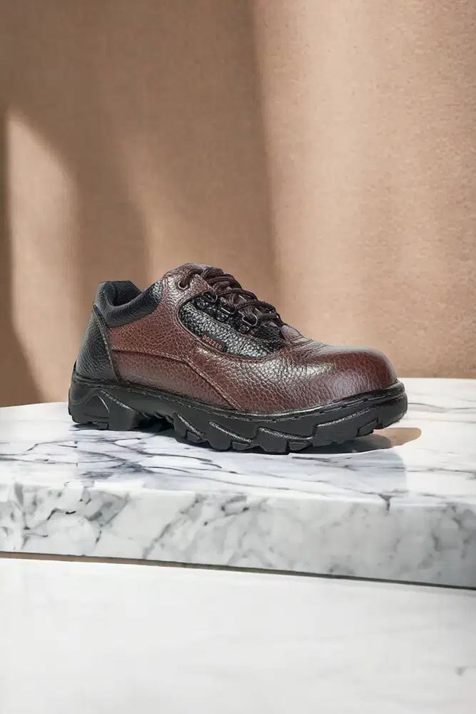 Simpel Sepatu safety terbaik untuk proyek Balikpapan