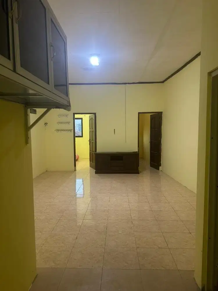 Disewakan rumah 2 lantai.