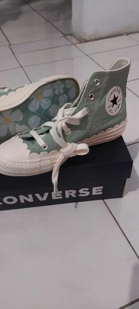 Sepatu brand converse