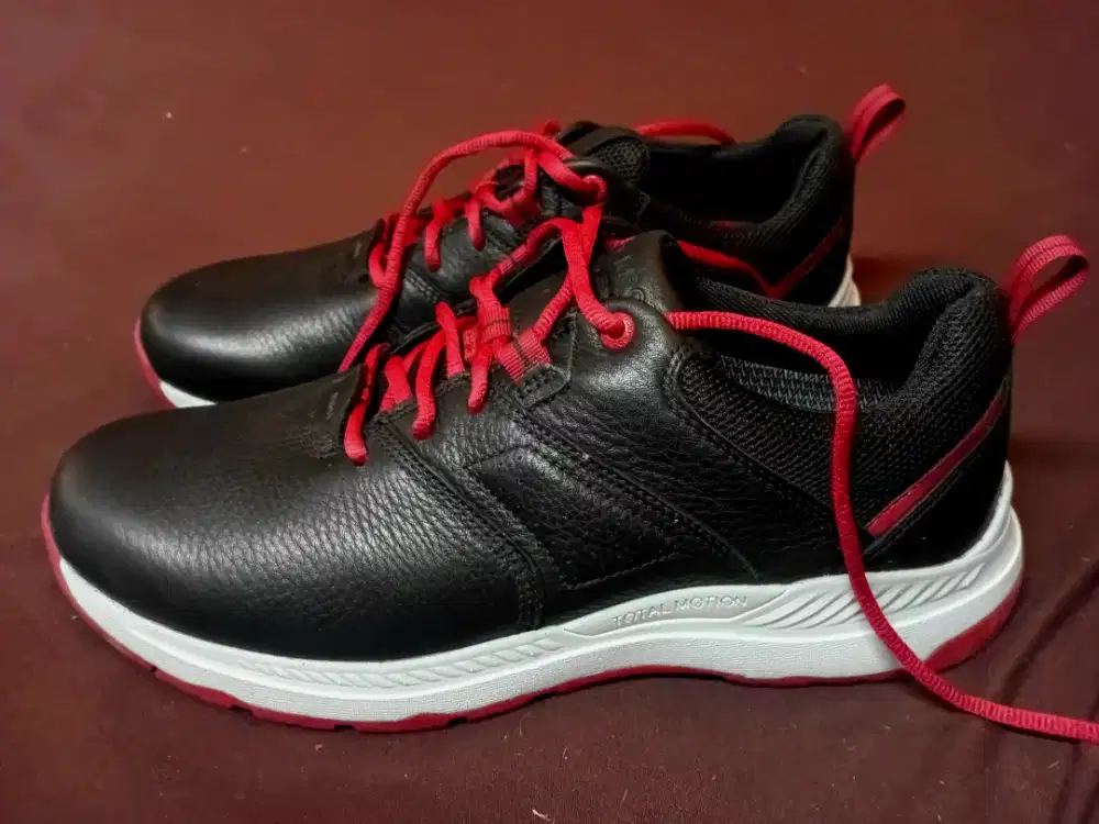 Sepatu merk Rockport.