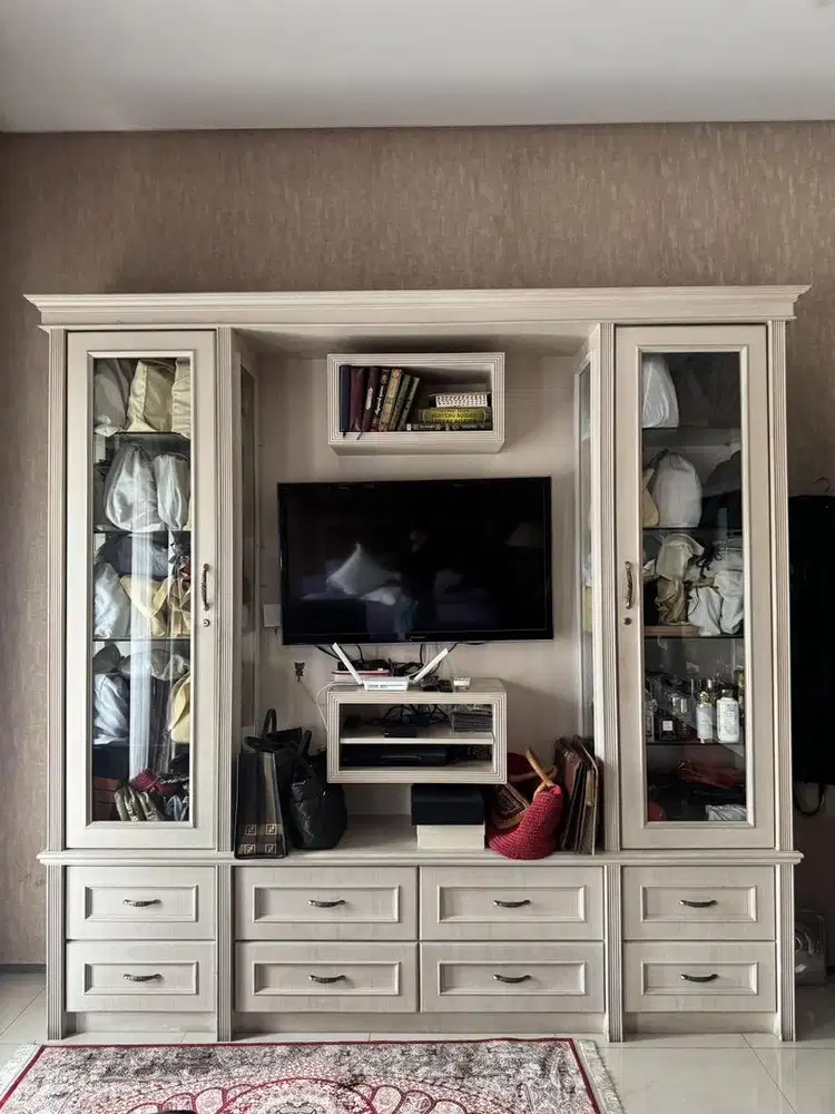 Lemari TV / Wall Unit Klasik dengan Vitrine