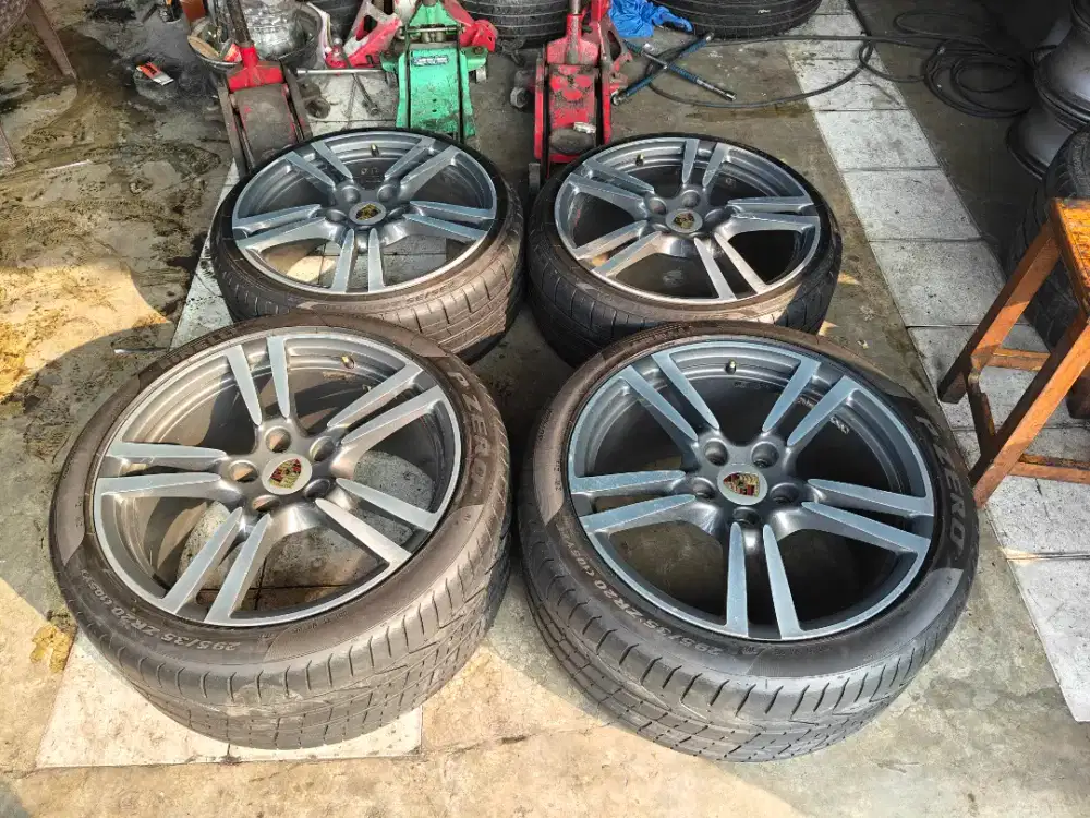 Jual vleg OEM Porsche R20 lebar 9.5/11 et 68 ban Pirelli 4pcs.