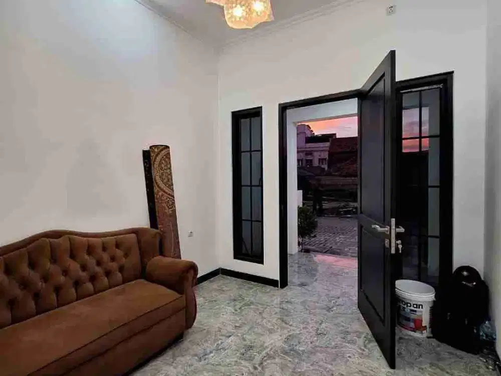 Dijual Rumah Classic 2 Lt Pinggir Jalan di Ciledug Tangerang