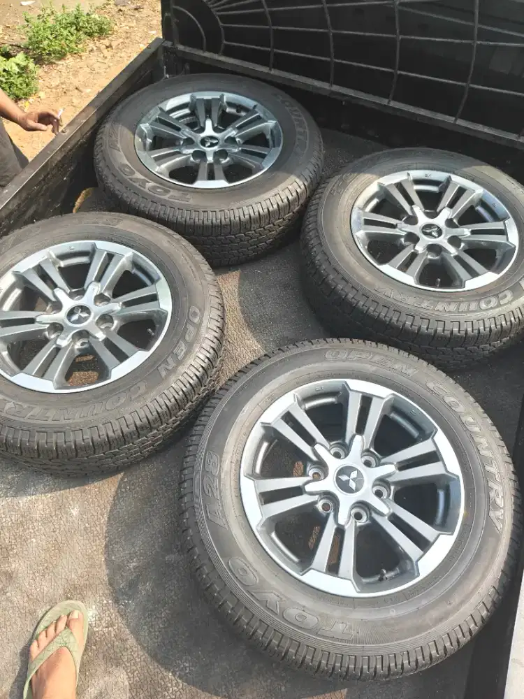 Jual vleg OEM Triton R17 pcd 6x139 kond mulus ban 95% 4pcs Toyo