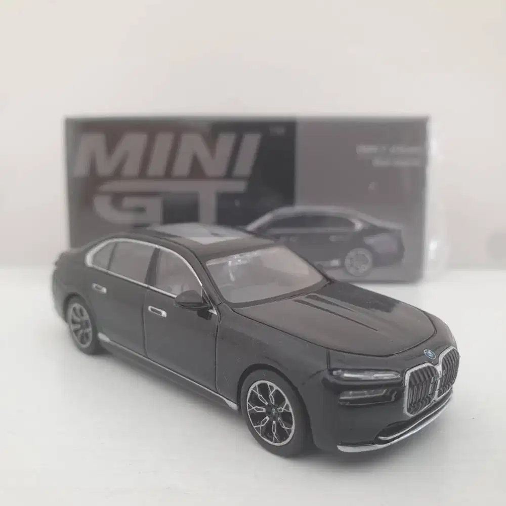 Mini GT 802 BMW i7 xDrive60 1/64 (Black Sapphire, Hitam, RHD, BiEm)