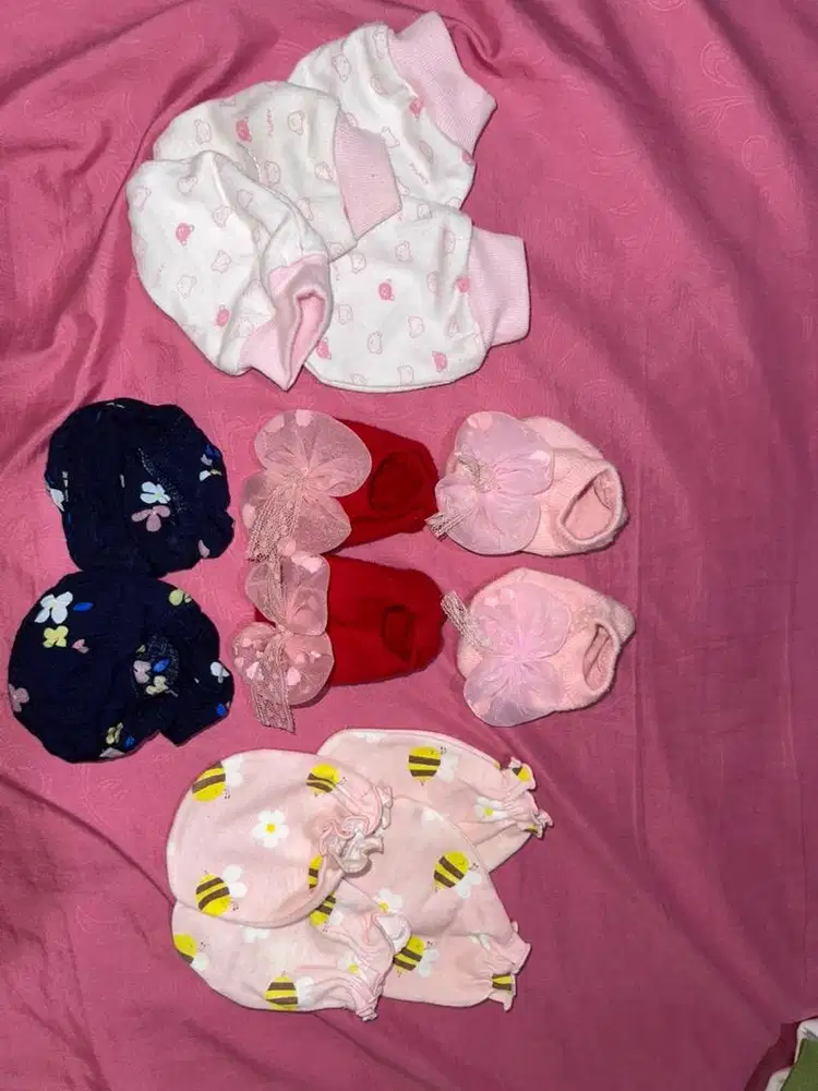 KAUS KAKI DAN SARUNG TANGAN BAYI