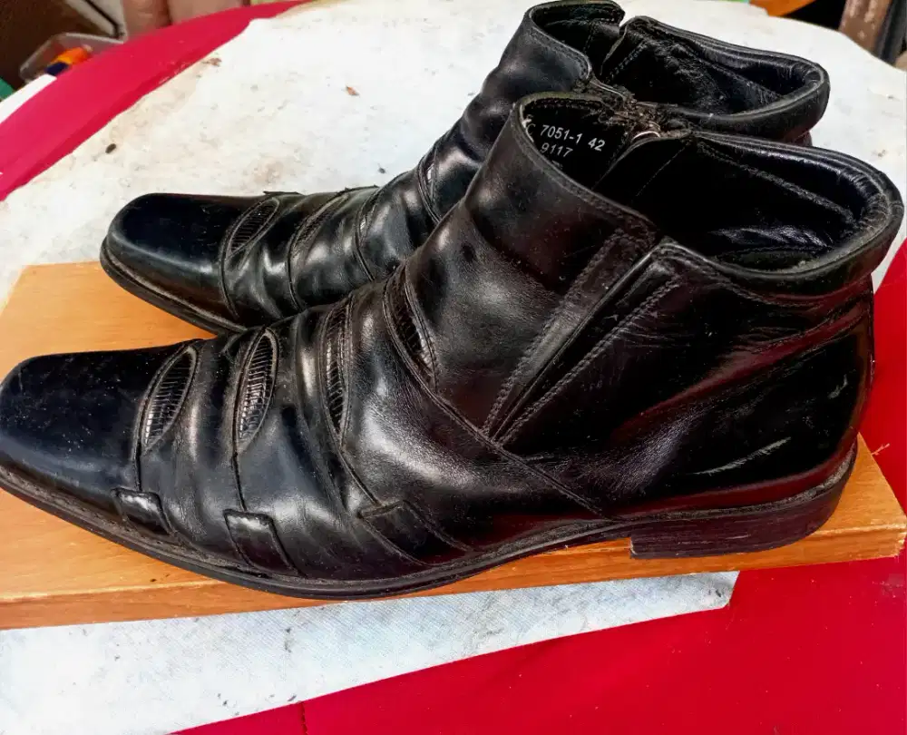 Sepatu merk Andrew UK 43