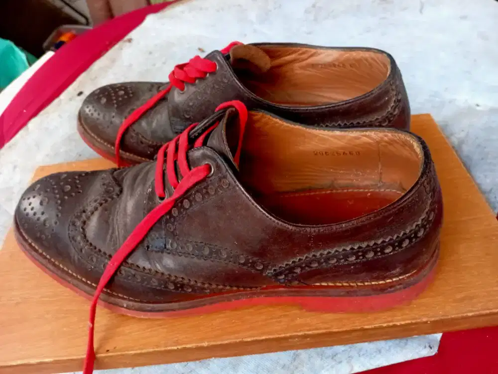 Sepatu kulit merk Boss
