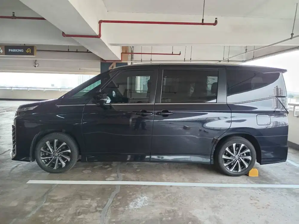 Toyota Voxy (2022)