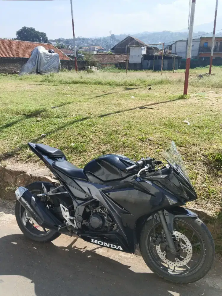 CBR 150R Honda hitam
