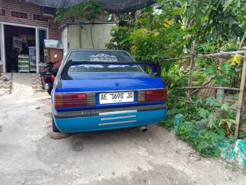 Mobil bekas jenis Sedan Laser 1996