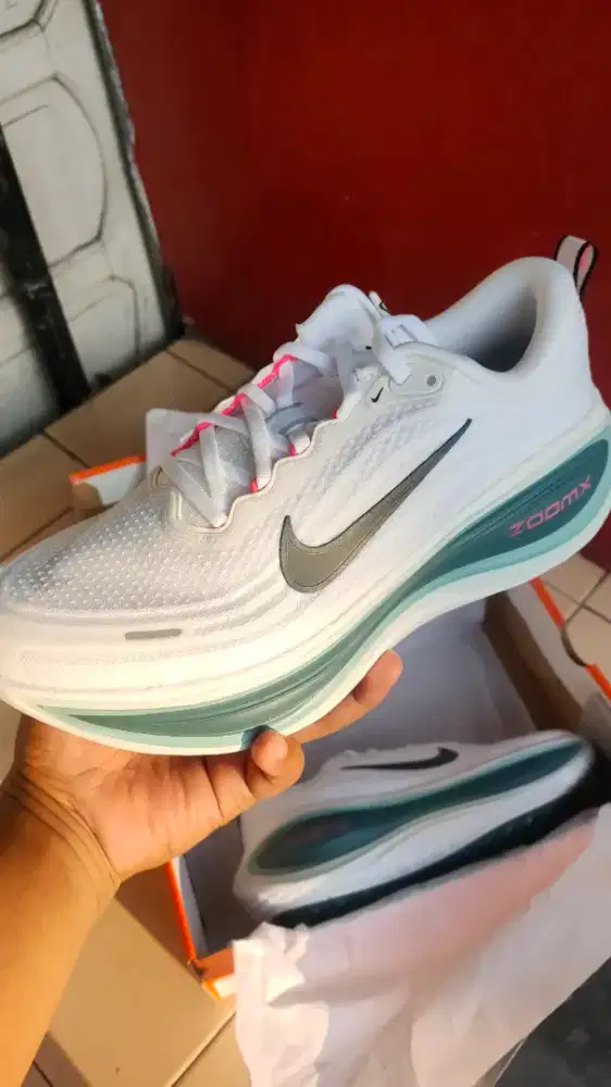 Sepatu Running Nike Vomero Plus