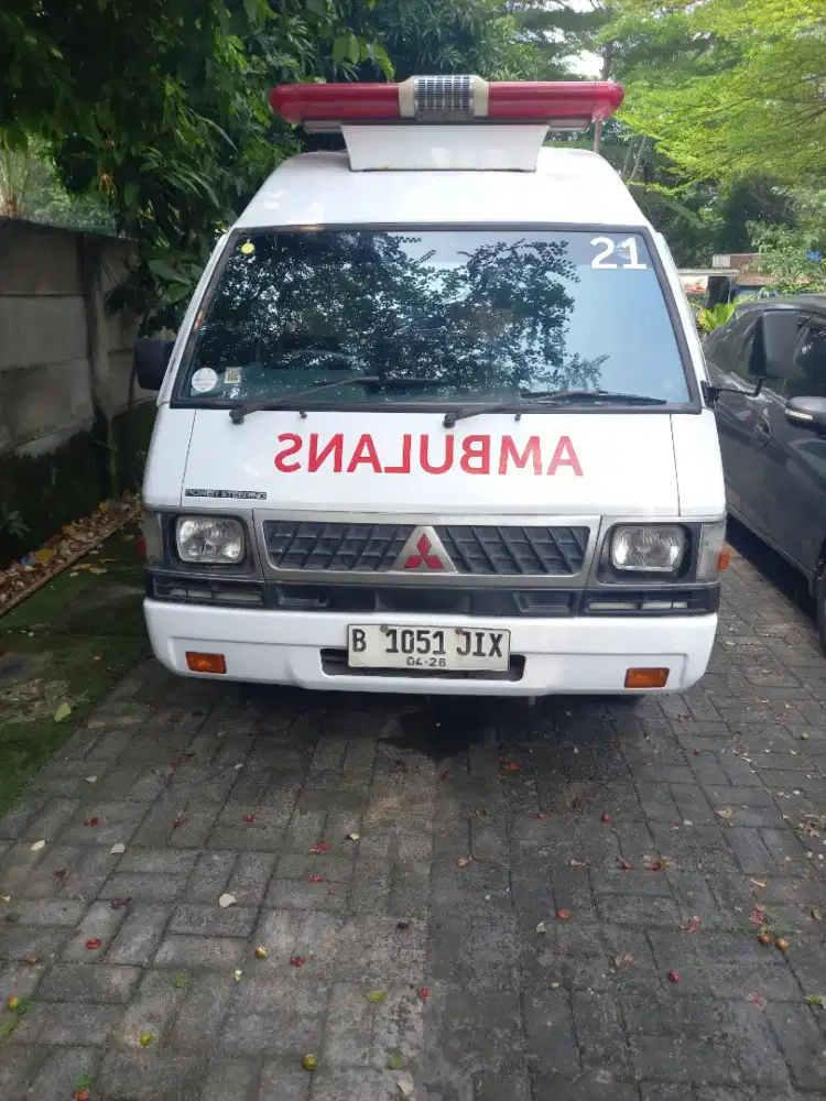 Mitshubhishi L300 mini bus (ambulan × rumah sakit)